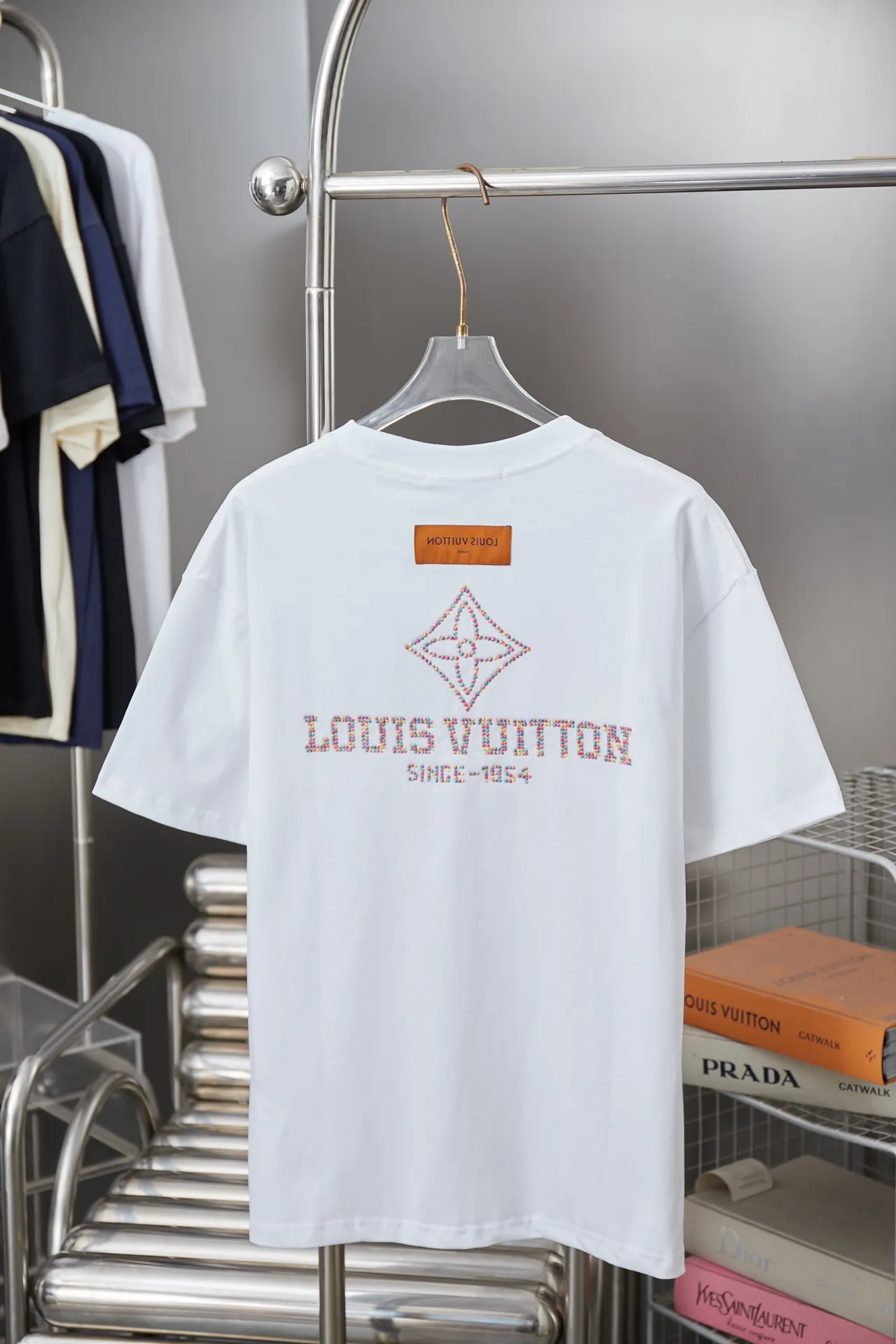 🅿️180 1V 25SS new style in early spring. Short sleeves with embroidered colorful hollow LV letters. Light luxury. Essential item for daily commuting for men and women. Correct version. Welcome to compare. Detailed features · 320g 100% pure cotton double yarn jersey fabric · Special thickened 32 pieces of double-strand 1X1 thread in the same vat custom dyeing · Imported Tajima machine embroidery with colorful hollow embroidered LV letters · Double needle stitching and cross-stitching technology · Original main mark, washed tag, brand moisture-proof paper packaging Color: black/white Size: S/M/L/XL